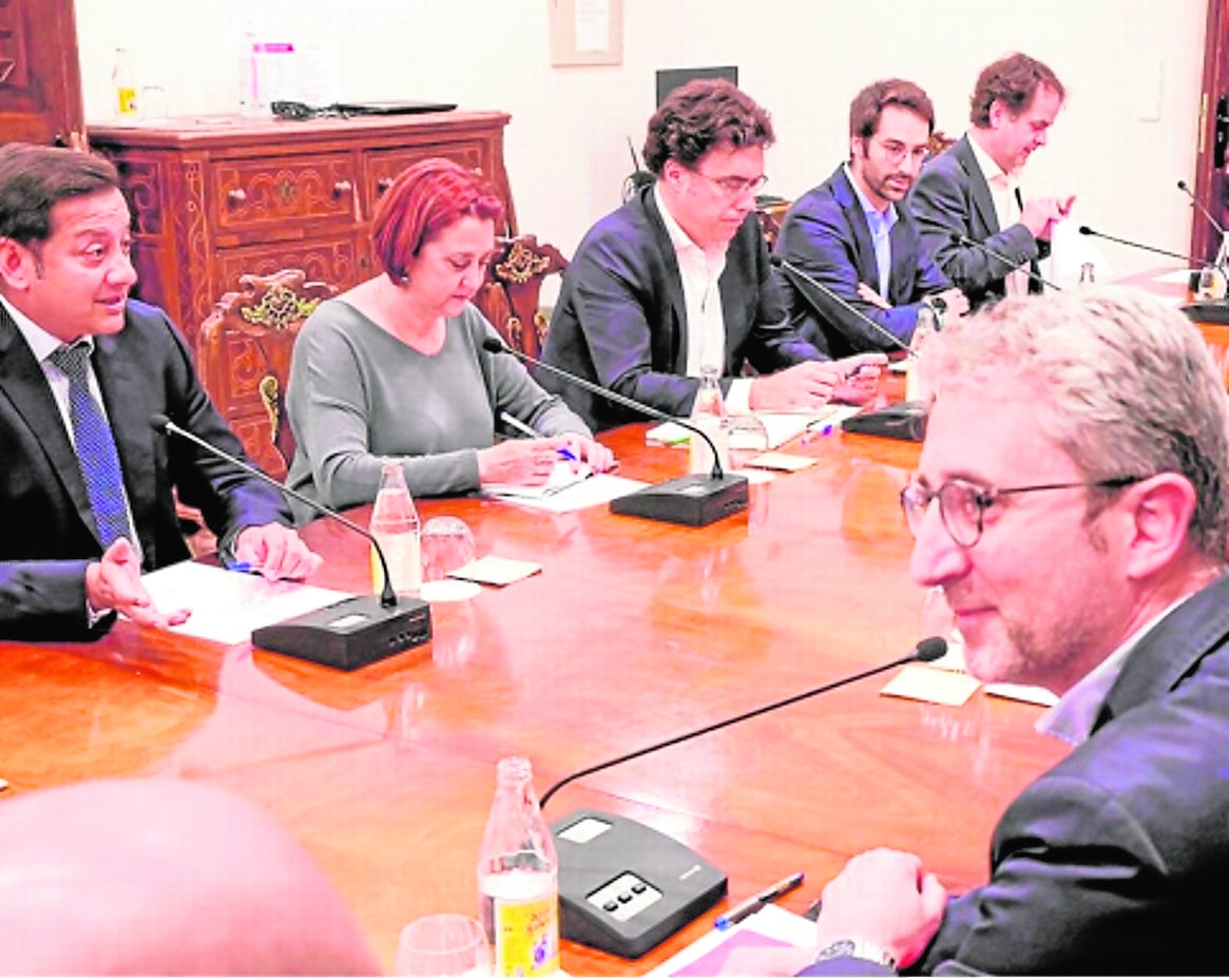 Murthy, frente a Arcadi en la última reunión de la Generalitat. 