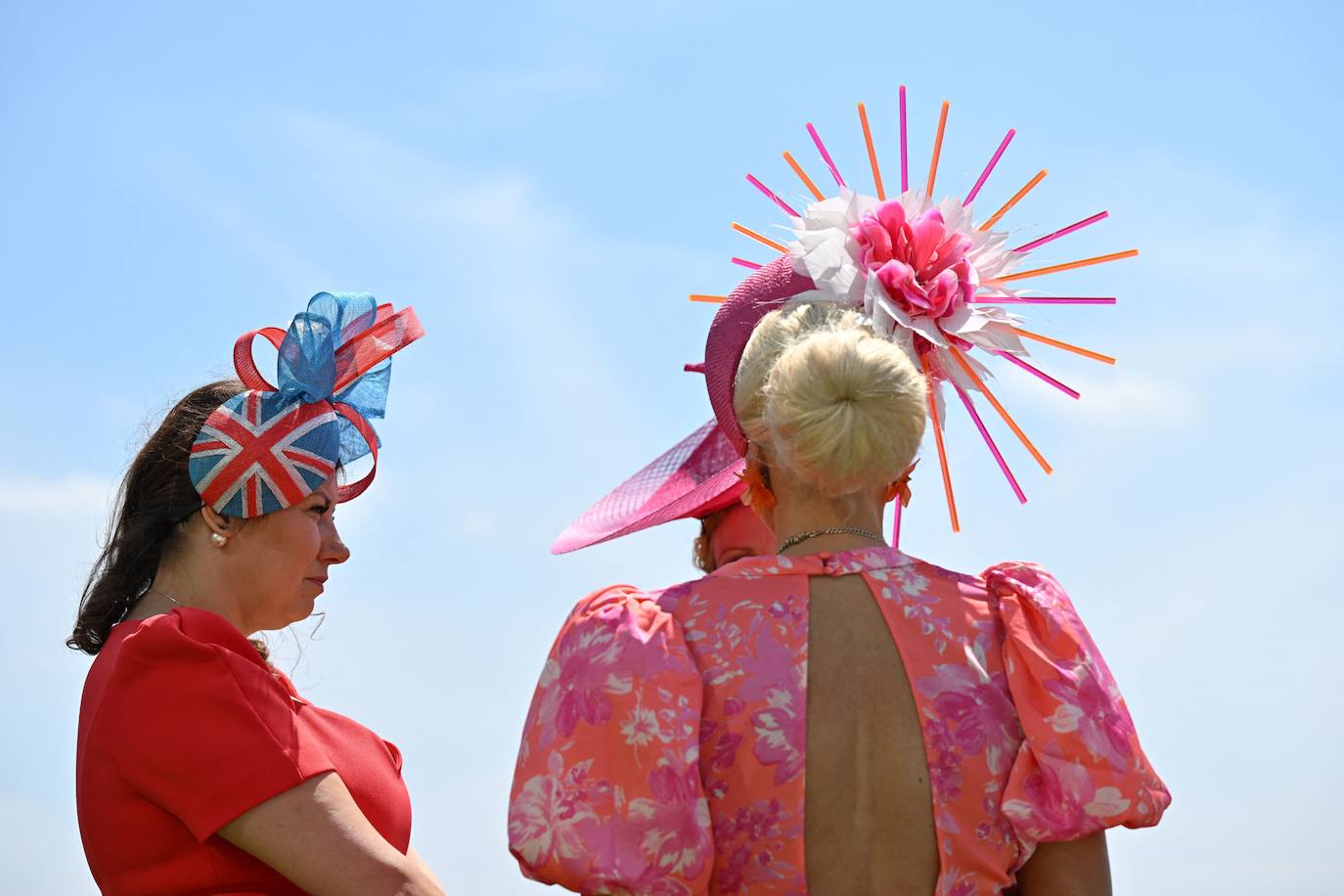 Fotos: Duelo de pamelas y tocados en el legendario Derby de Epsom