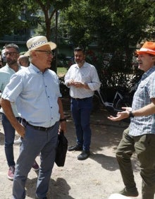 Imagen secundaria 2 - Público asistente al acto en la plaza Músico Espí. 