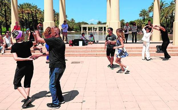 Imagen principal - 1.- Los tramos duros como el de Ricardo Bofill son excelentes pistas de baile. | 2.- Baños de sol y descanso es la mejor receta para eliminar estrés, con el rumor lejano del tráfico. | 3.- Las mascotas más diversas pueden encontrarse sobre el césped del viejo cauce.