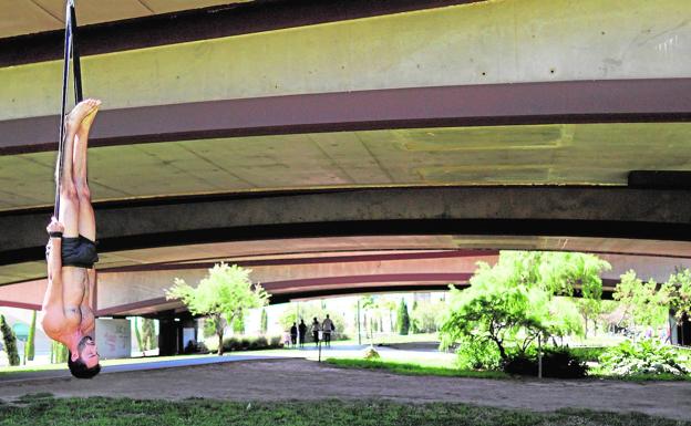 Imagen principal - 1.- El puente de García Ordóñez sirve de soporte para practicar ejercicios acrobáticos. | 2.- Hasta boxeadores pueden encontrarse practicando en una de las explanadas. | 3.- Una de las mayores utilidades del viejo cauce es la de pasear a las mascotas a cualquier hora.