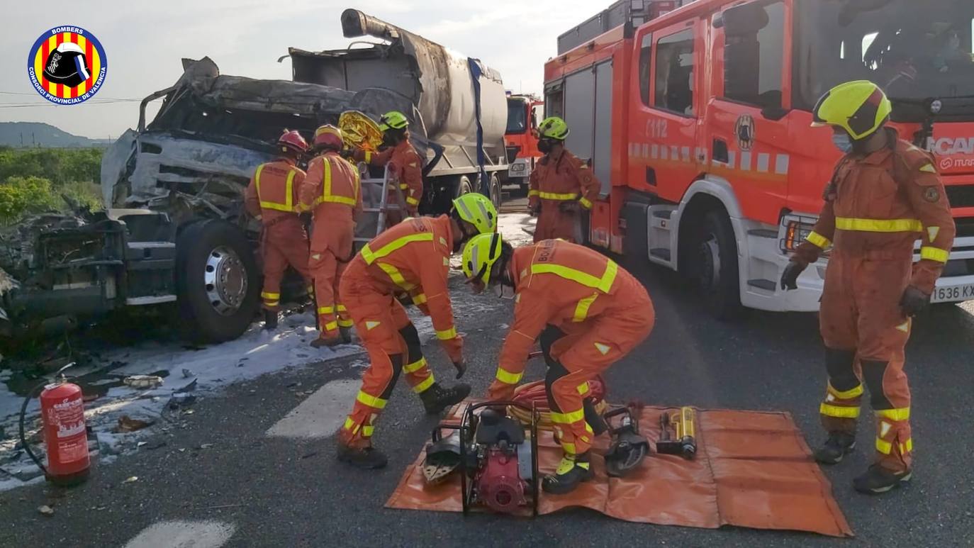 Fotos: Incendio de un camión en Loriguilla