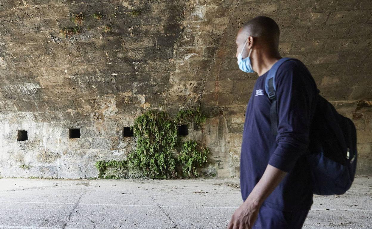 Uno de los cinco puentes históricos del jardín del Turia, lleno de humedades y vegetación. 