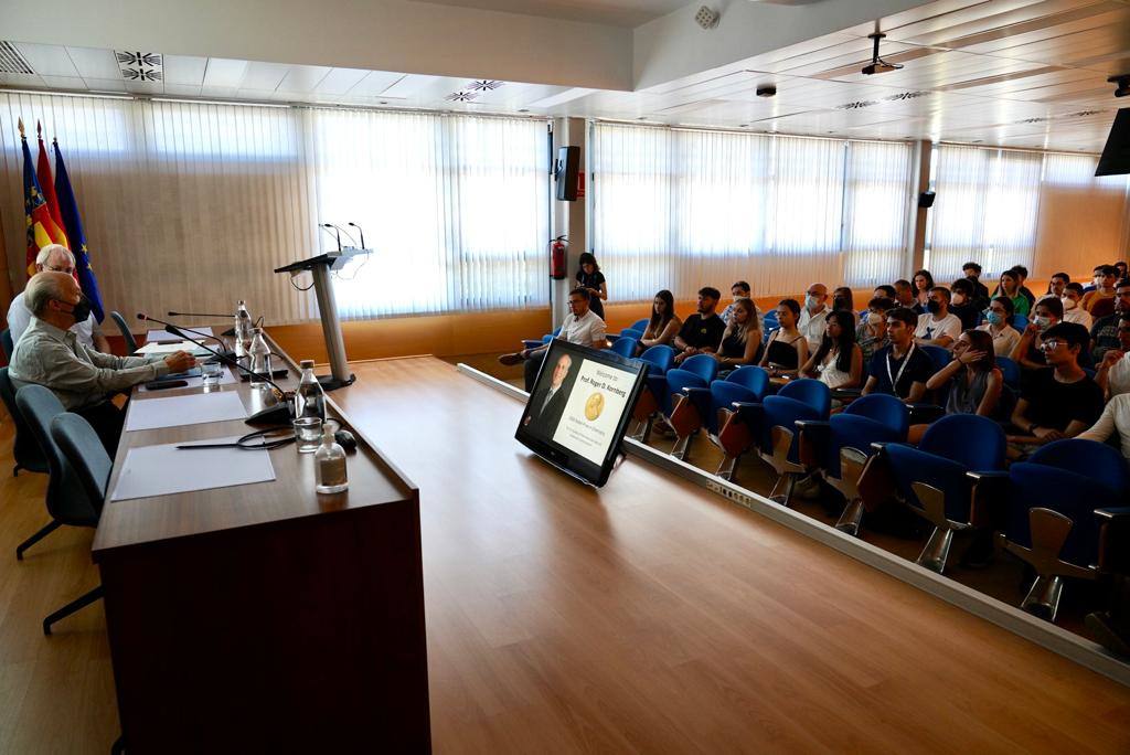 Fotos: Premios Nobel visitan a científicos y estudiantes en Valencia