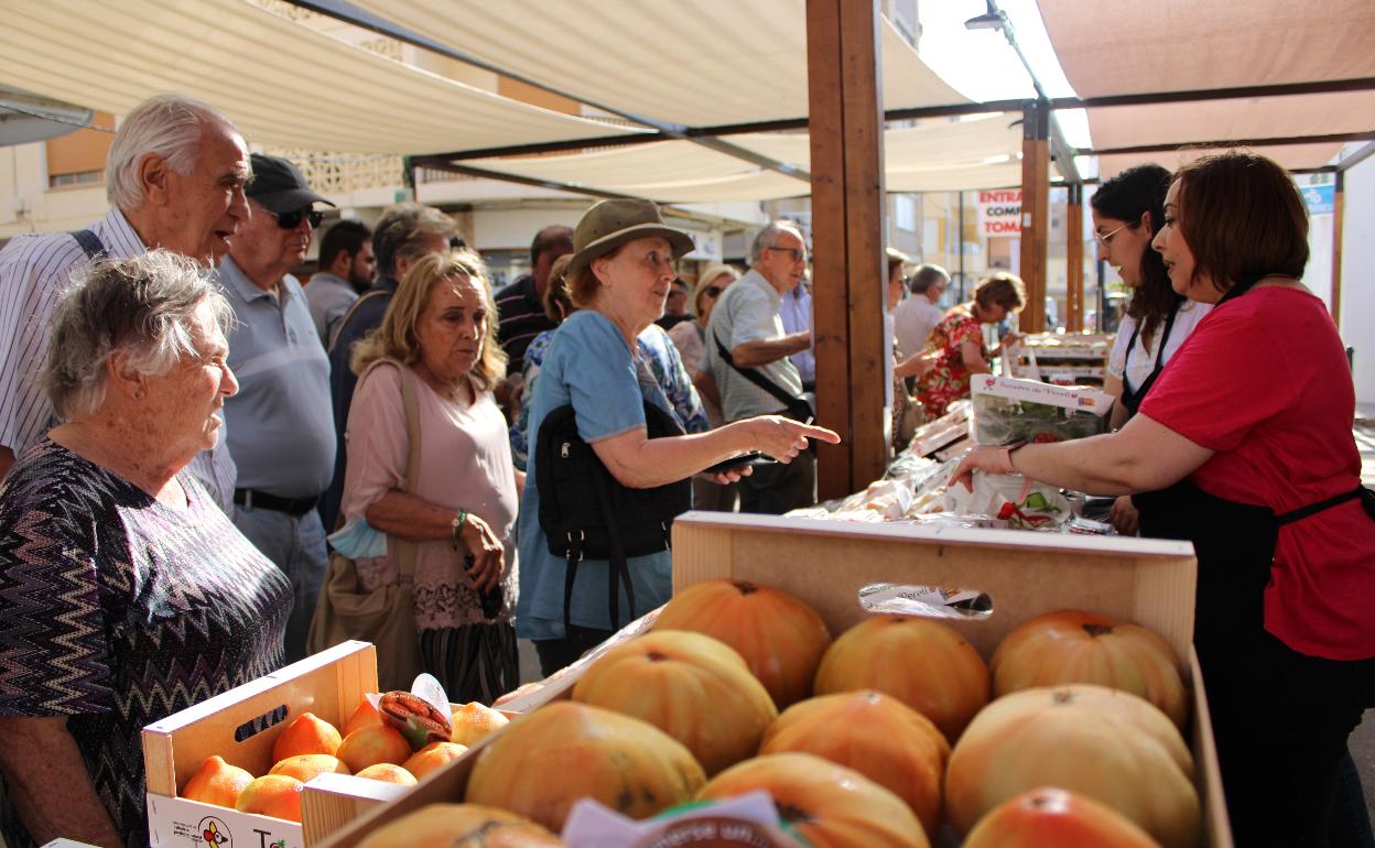 Visitantes en la feria del tomate. 