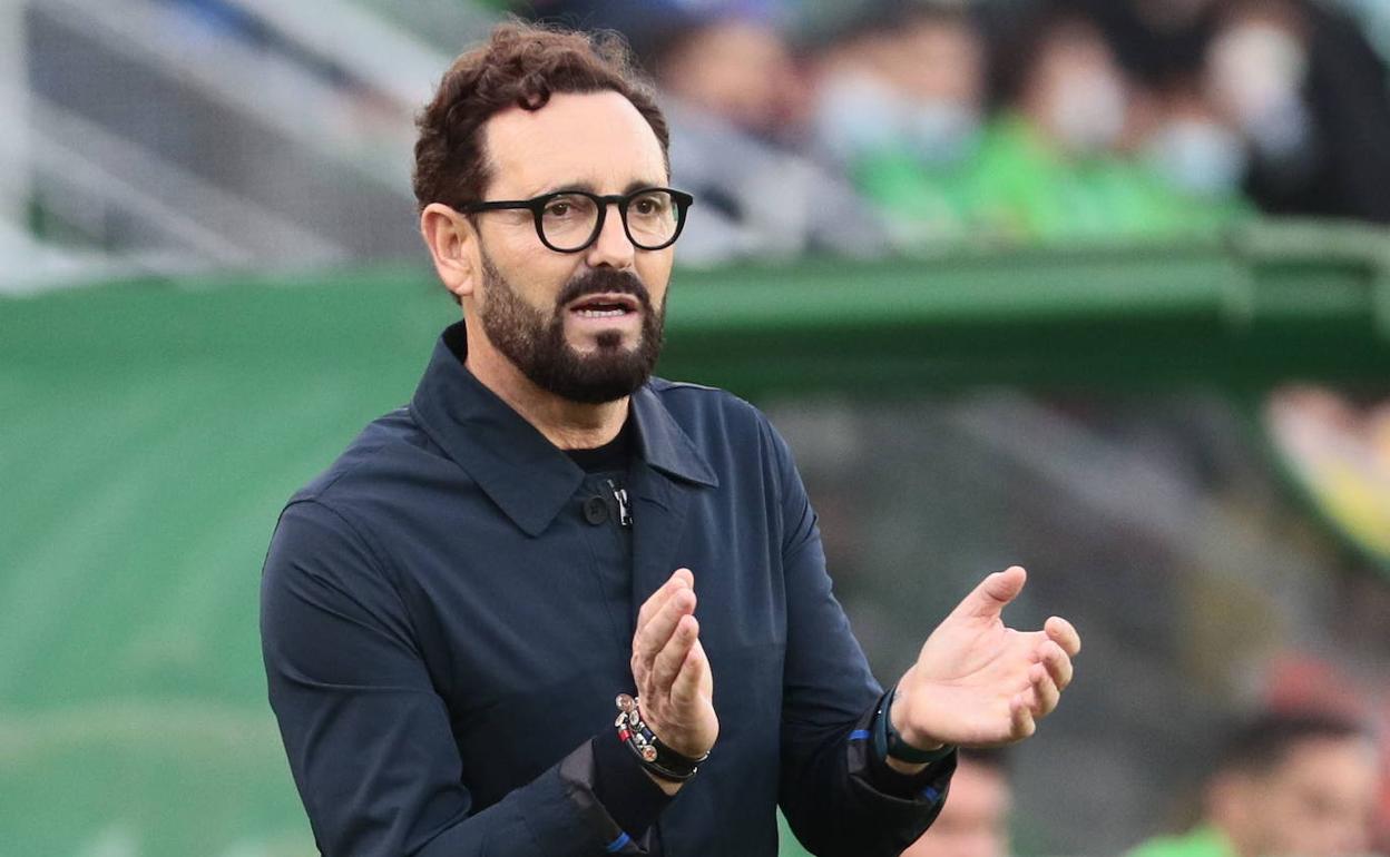 José Bordalás aplaude a sus jugadores durante el partido que el Valencia disputó en Elche.