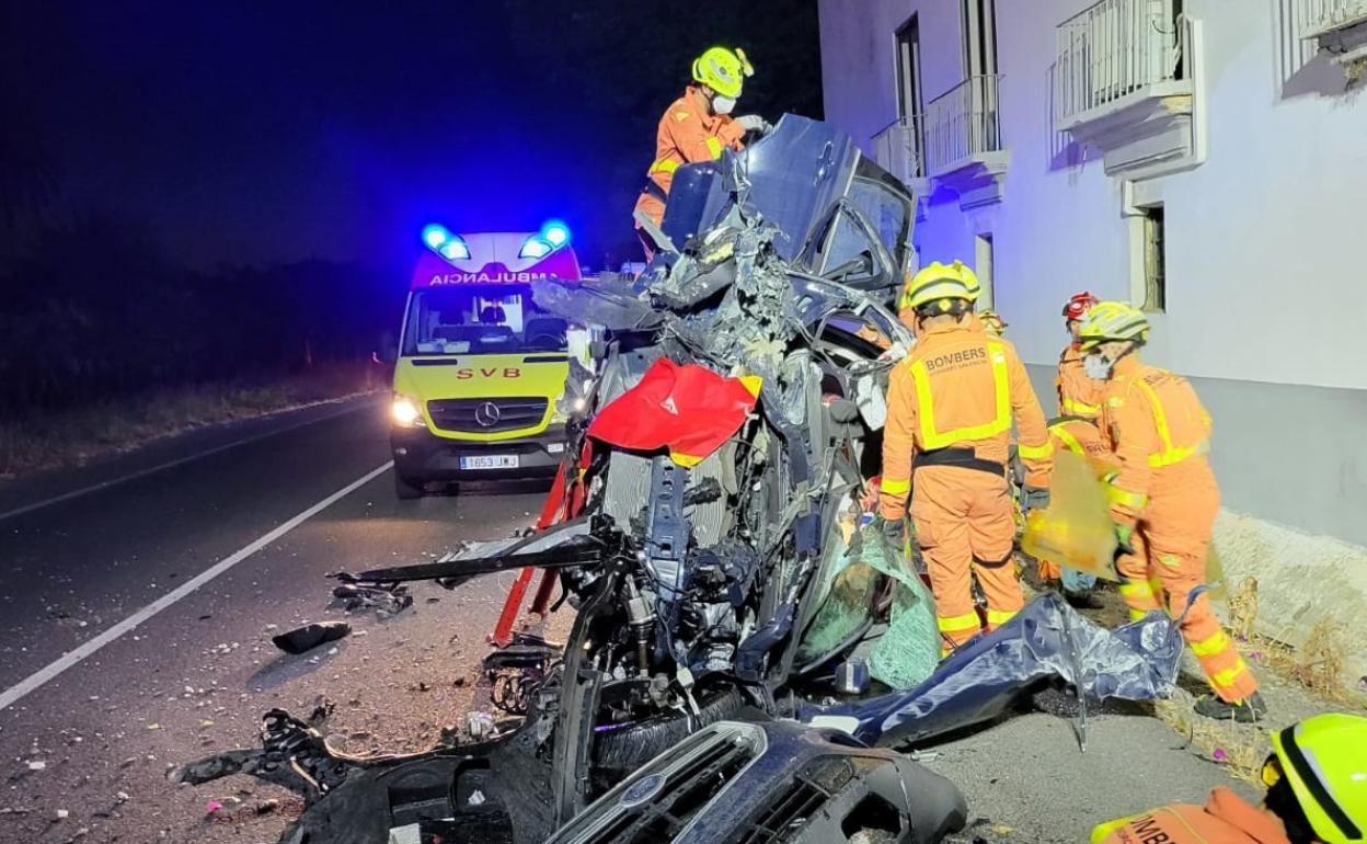 Momento en el que los bomberos excarcelan al conductor del vehículo siniestrado. 