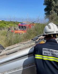 Imagen secundaria 2 - Efectivos de bomberos trabajando en la zona del accidente. 