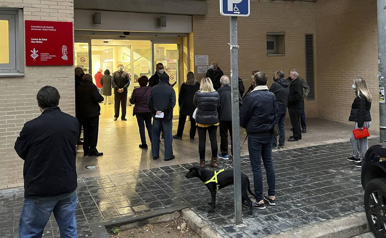 Pacientes esperan su turno a las puertas de un centro de salud valenciano.