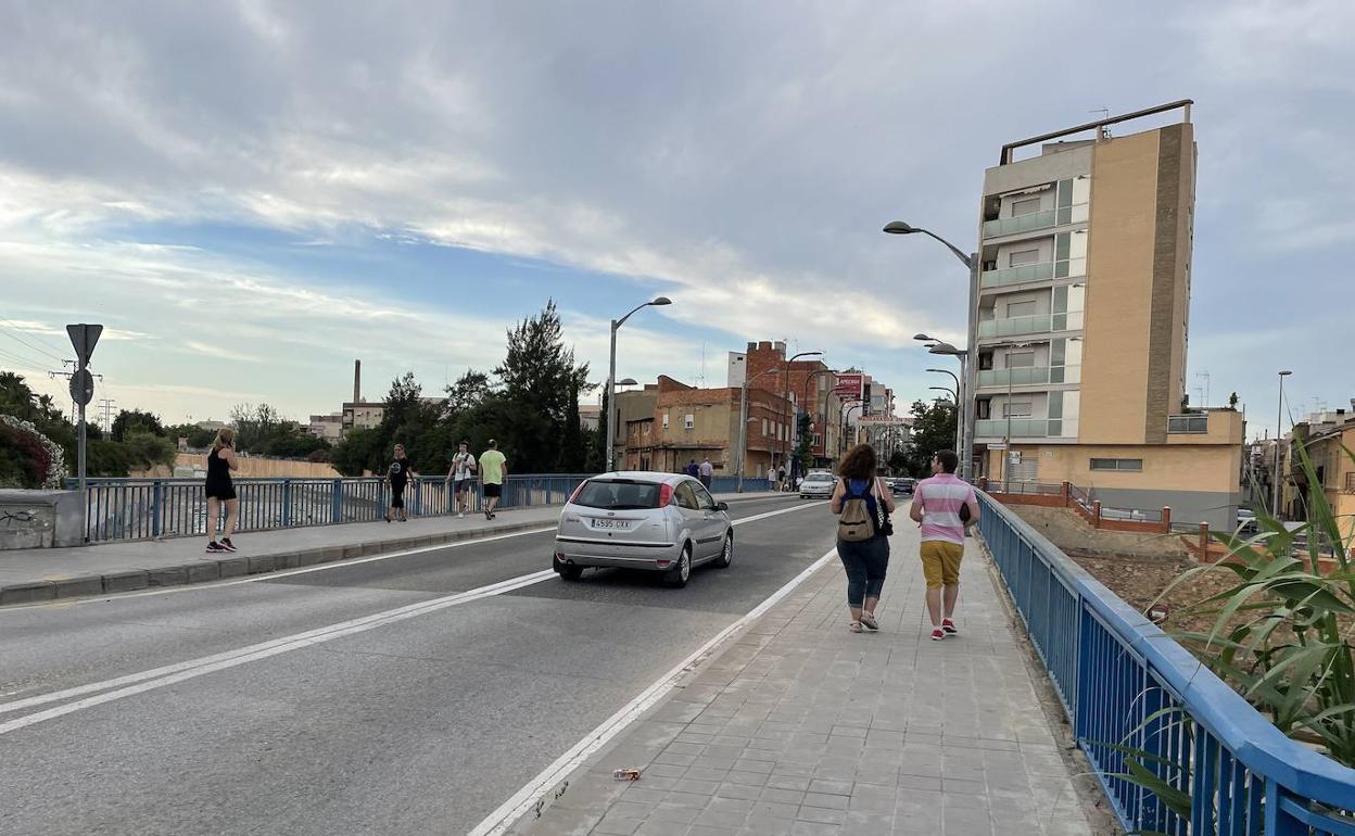 Los coches circulan por el puente que une ambas poblaciones. 