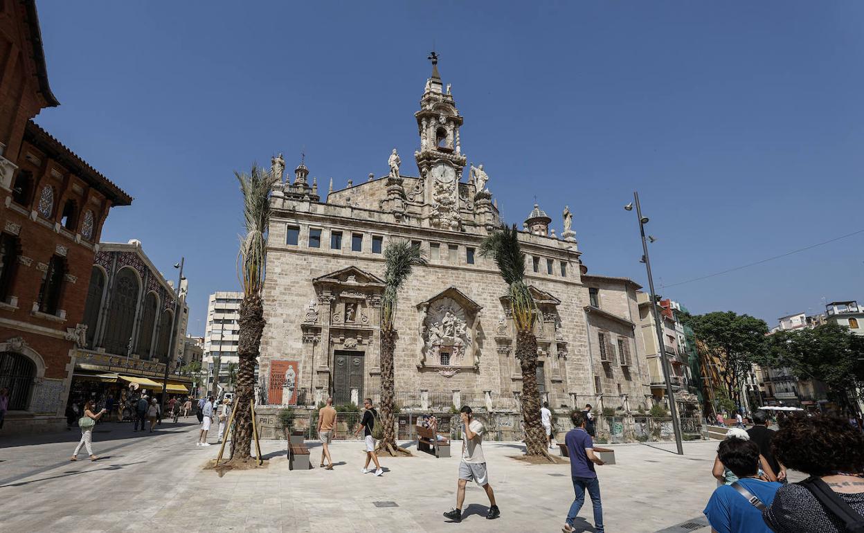 Viandantes en la plaza del Mercado, junto a la iglesia de los Santos Juanes. 