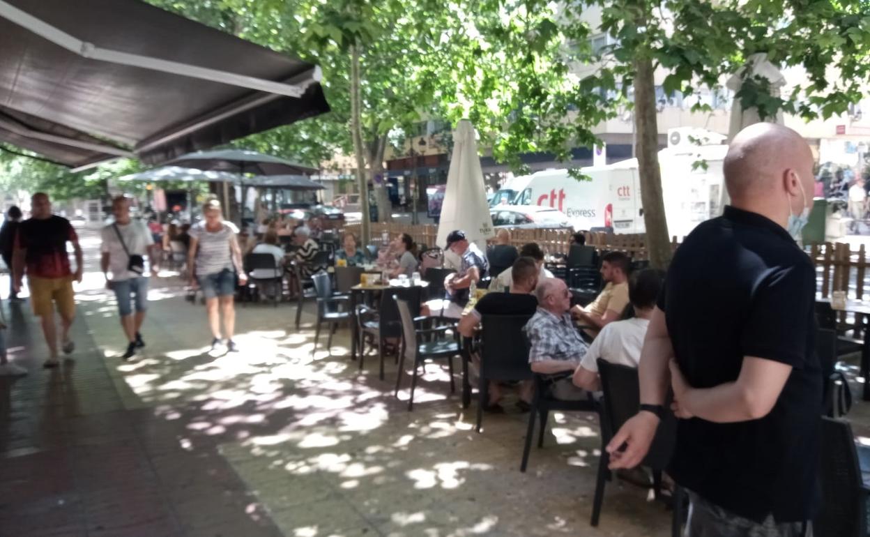 Una terraza en la Alameda Jaume I de Xàtiva. 