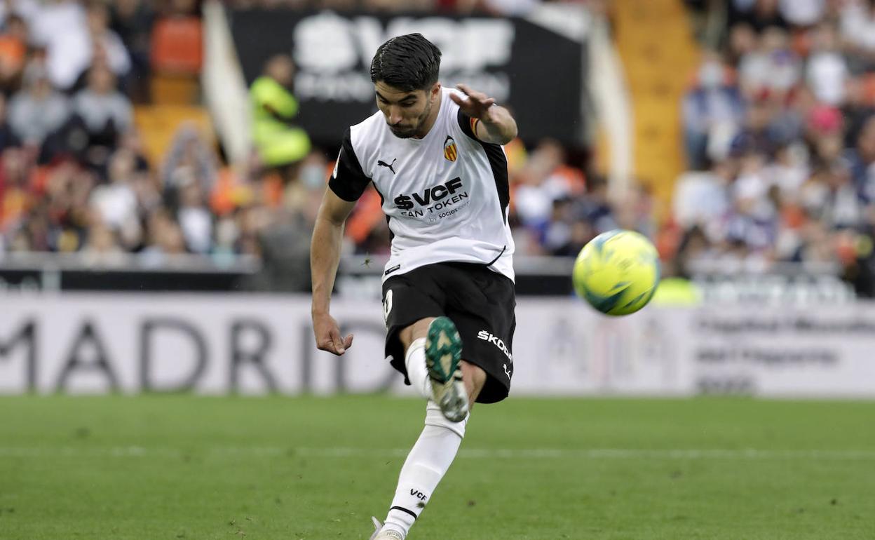 Carlos Soler, durante un partido de Liga de esta última temporada