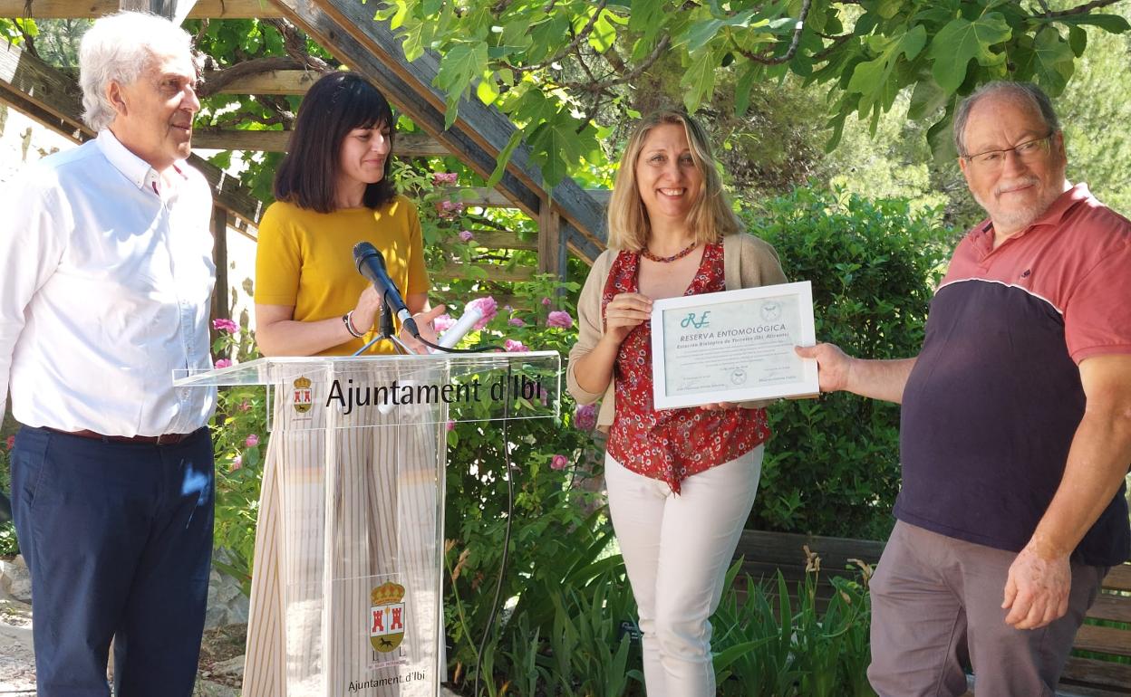 Acto de descubrimiento de la placa conmemorativa. 