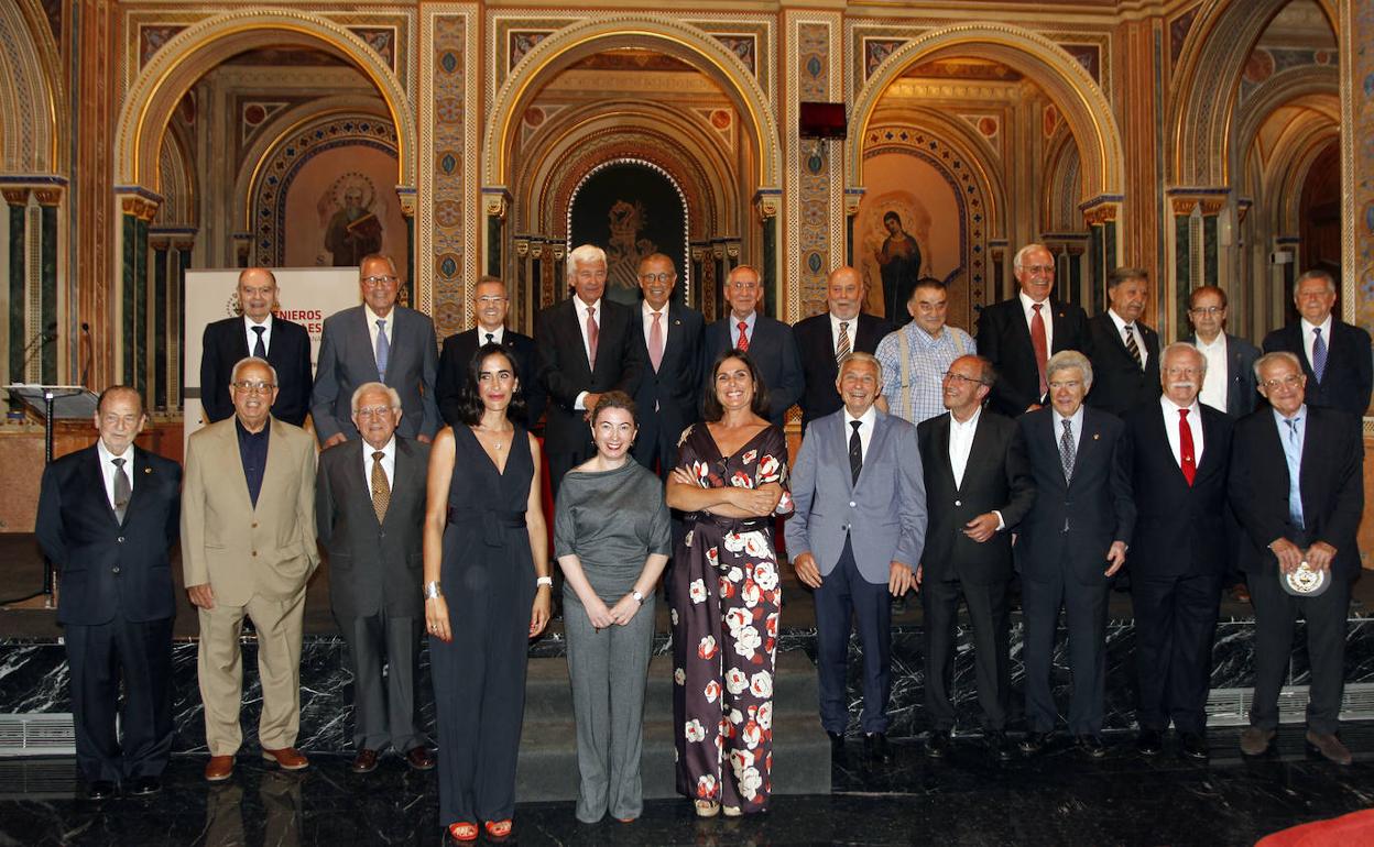 Foto de familia del homenaje a los ingenieros industriales. 