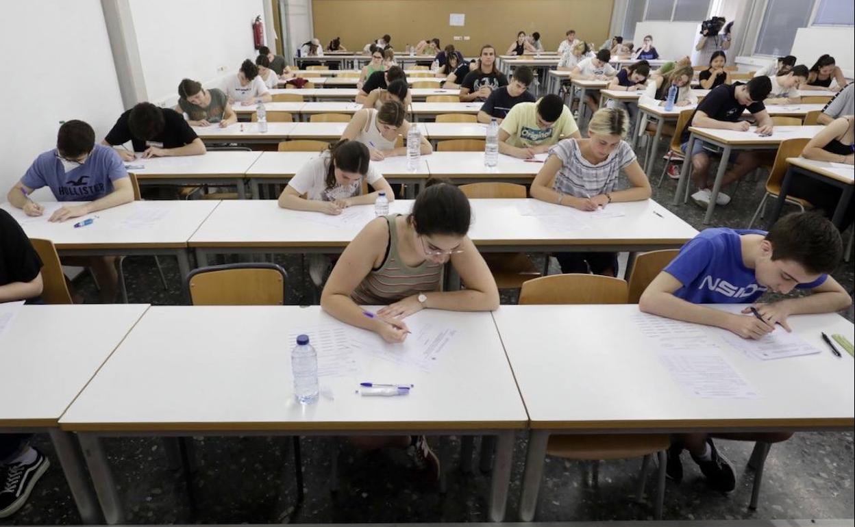 Los alumnos, durante el primer examen.