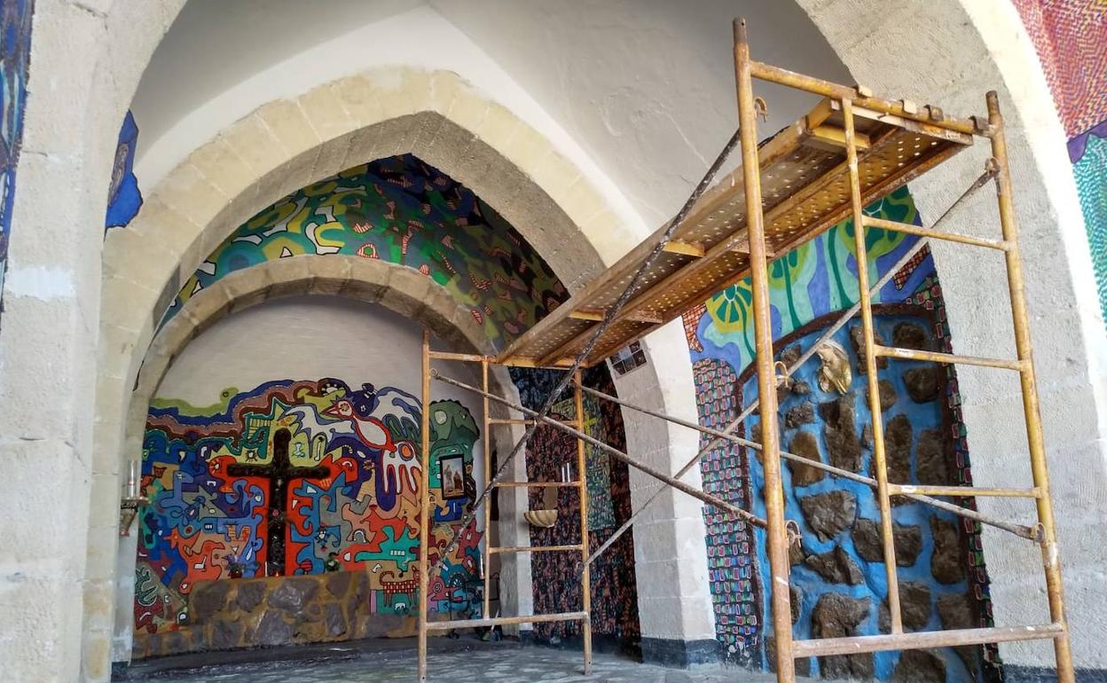 El andamio que ha colocado el artista en la ermita para acabar las pinturas. 