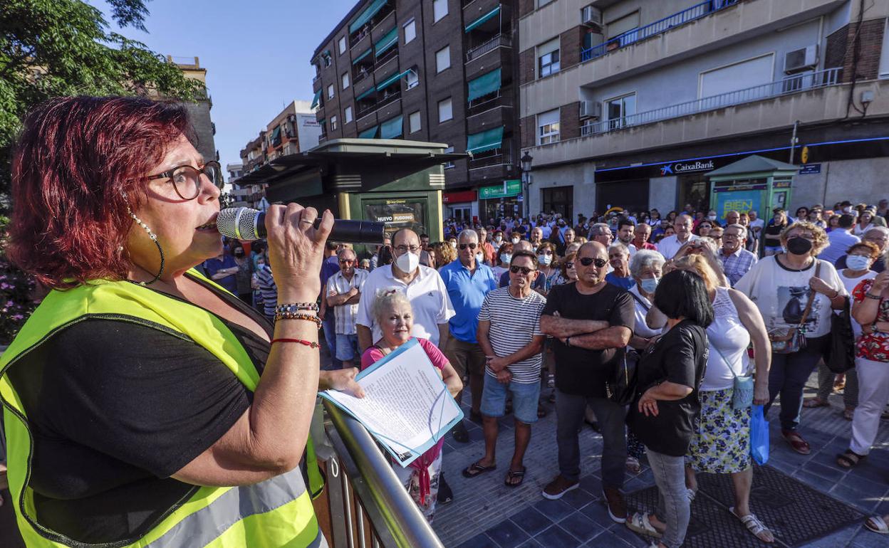 Concentración de vecinas de Benimamet para protestar por la ubicación de un centro de menores en el barrio. 