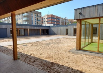 Imagen secundaria 1 - Una estancia y el patio interior del edificio. 