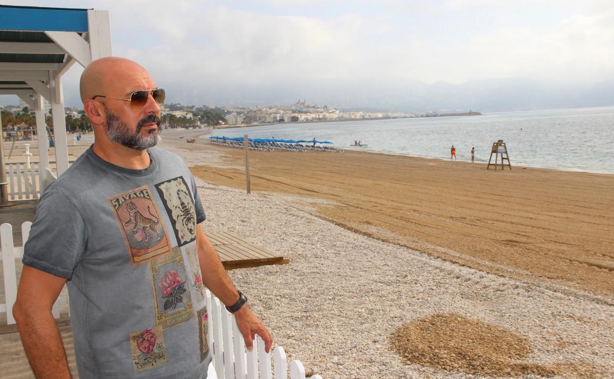 Luis Miguel Morant en la playa del Racó de l'Albir