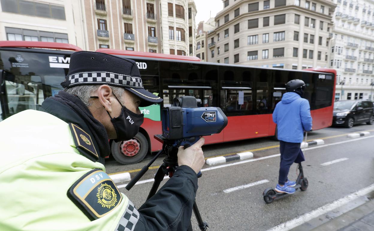 Un agente de la Policía Local en un control de velocidad de patinetes. 