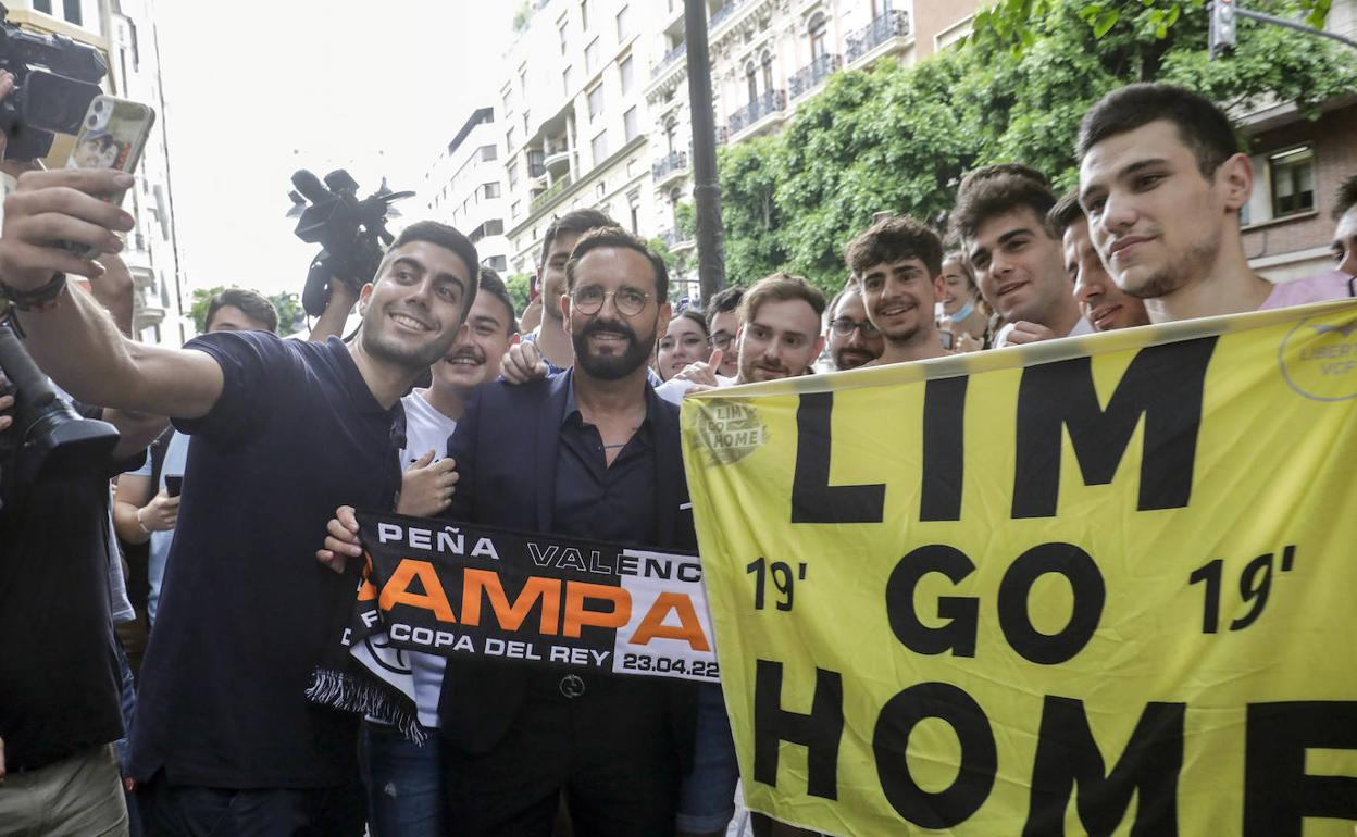 José Bordalás posa con una bufanda del Valencia tras su rueda de prensa de despedida. 