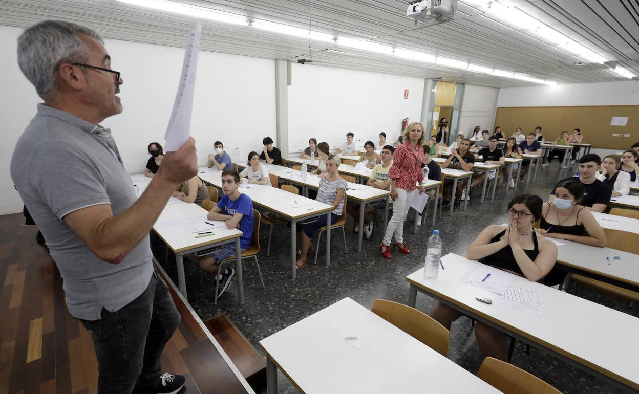 Alumnos de Selectividad poco antes de empezar los exámenes, en uno de los tribunales de la UPV. 