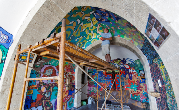 El pintor ha instalado un andamio para acceder a la parte alta de la ermita. 