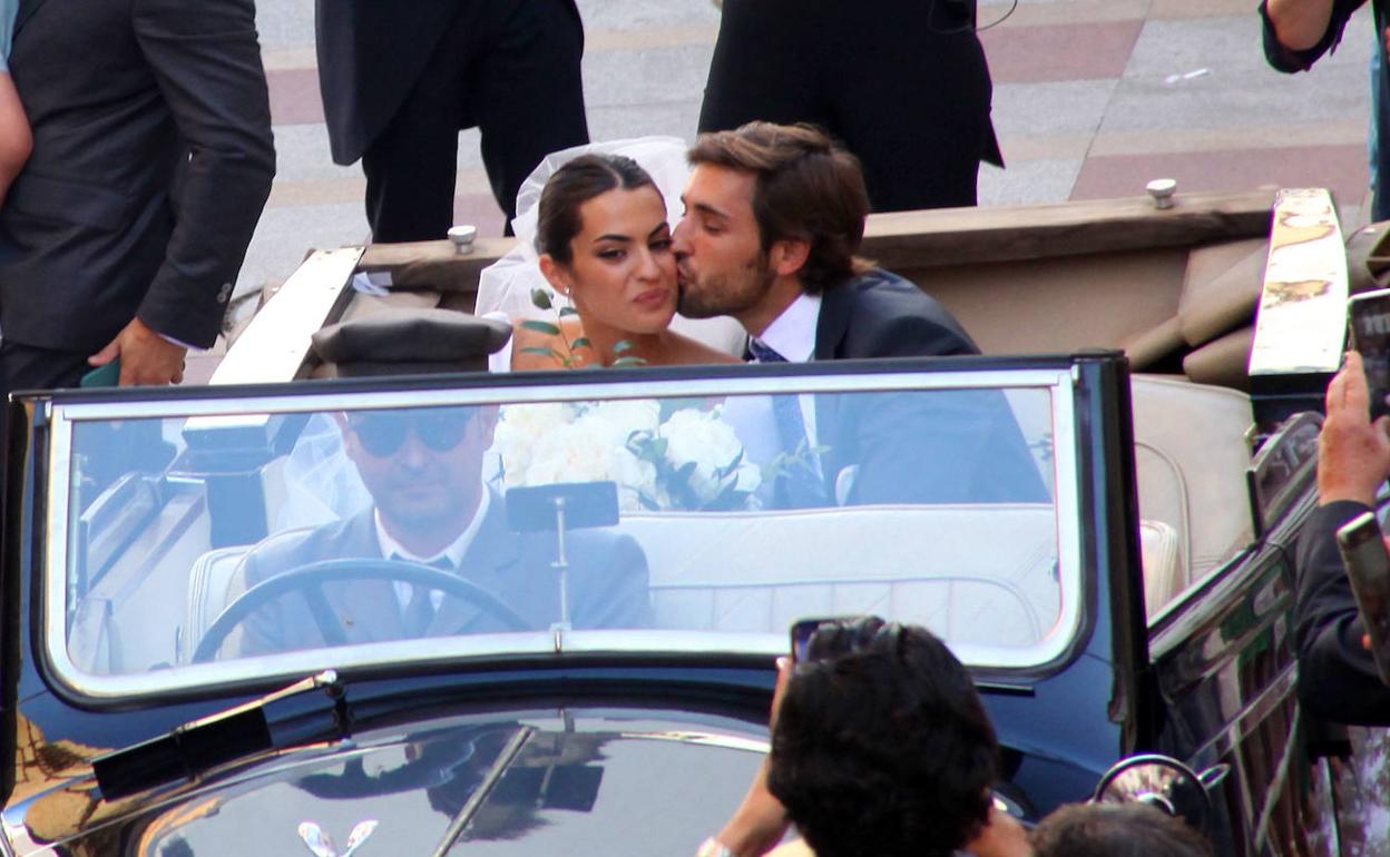 Marta Lozano y Lorenzo Remohí al salir de la iglesia. 