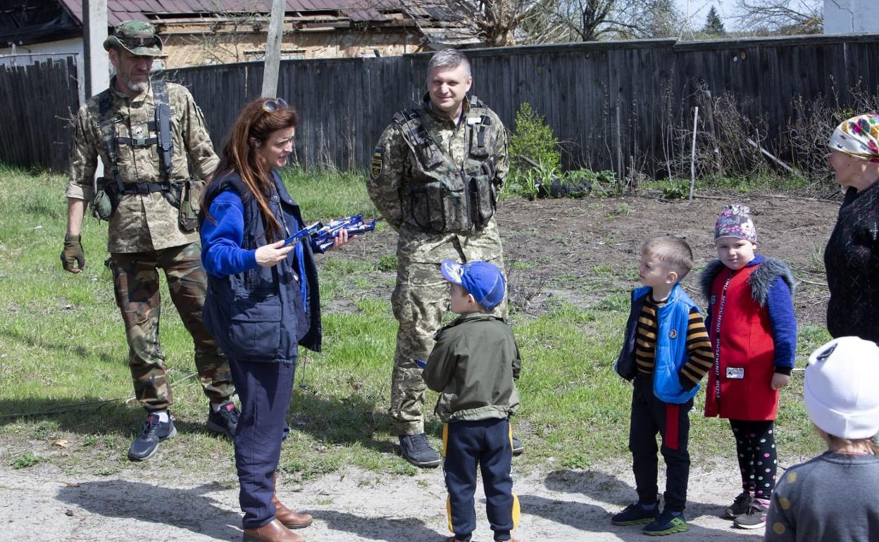 Recorrido por la zona. Clara Arnal, presidenta de Juntos por la Vida, visita a menores de aldeas de Chernóbil para conocer su situación.