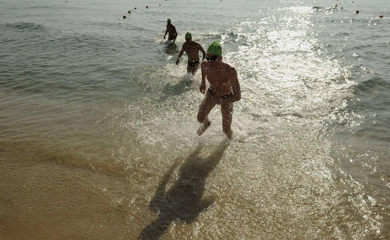 Algunos participantes salen del agua en una de las ediciones anteriores. 