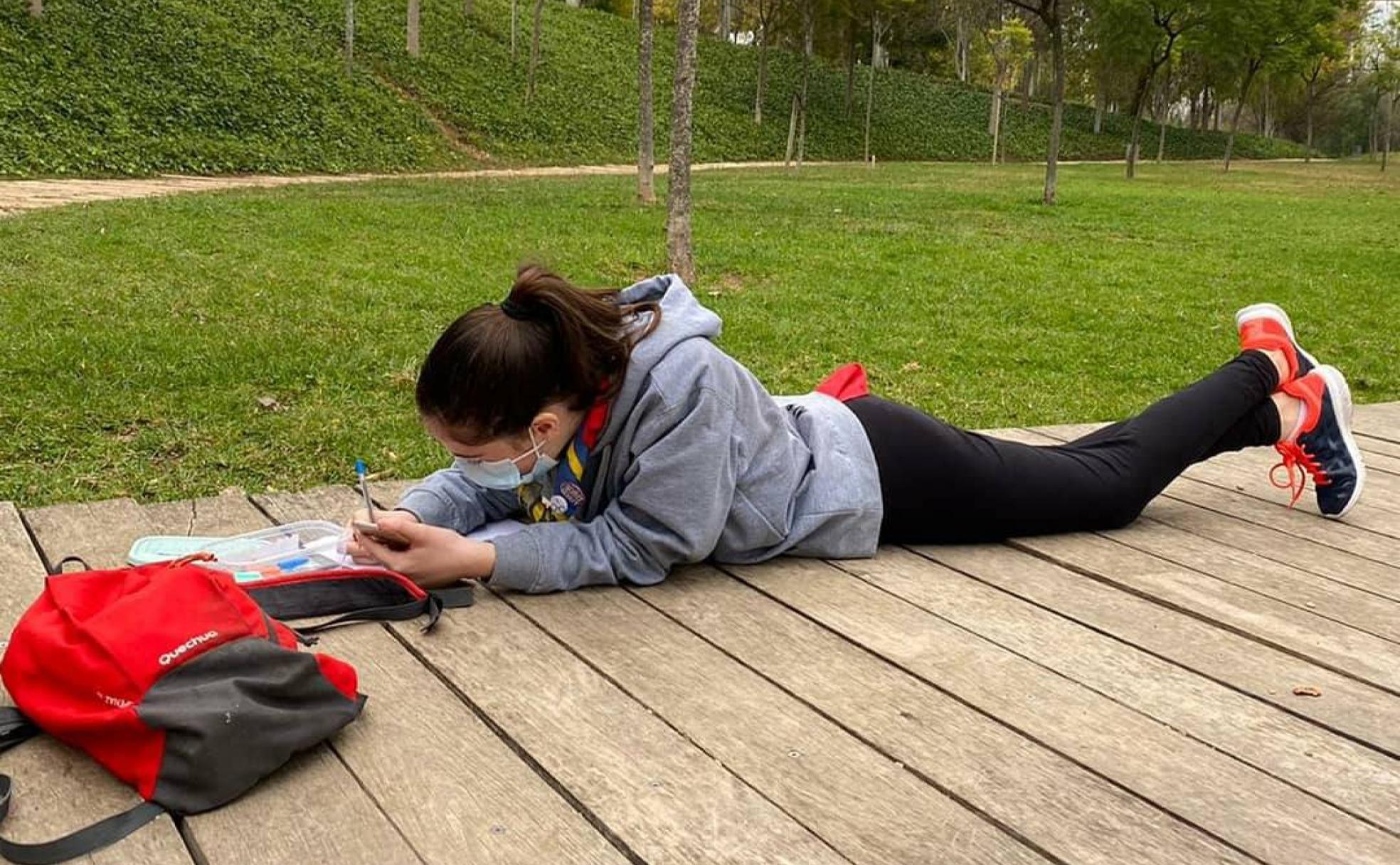 Una adolescente trabaja en una actividad organizada por los scouts en el parque de Cabecera de Valencia.