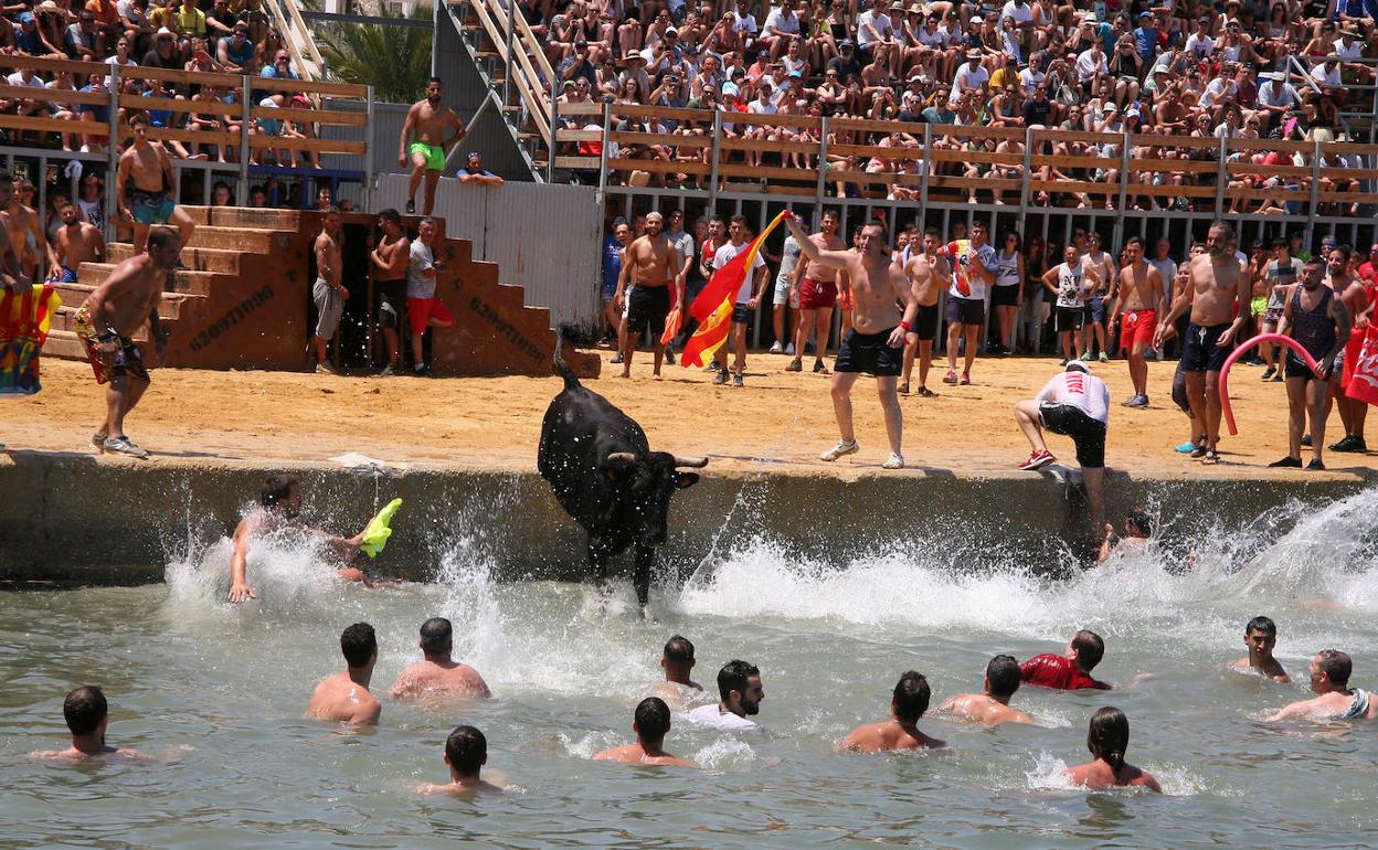 Una de las sesiones de bous a la mar de Dénia. 