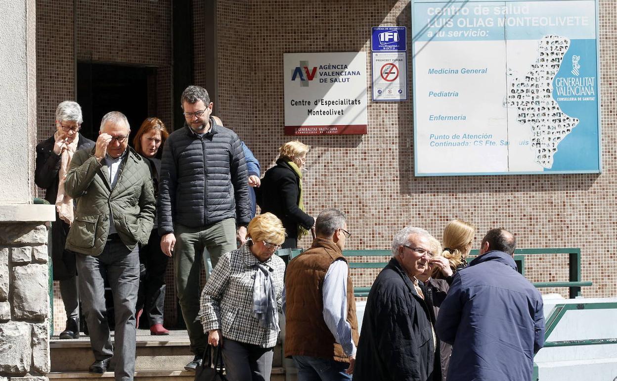 Pacientes a las puertas de un centro de Atención Especializada valenciano.