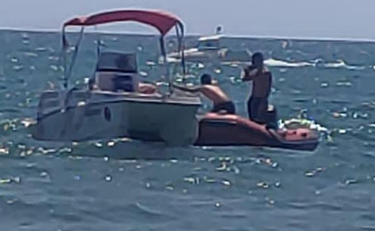 Rescatan una barcaza a la deriva en Alboraya