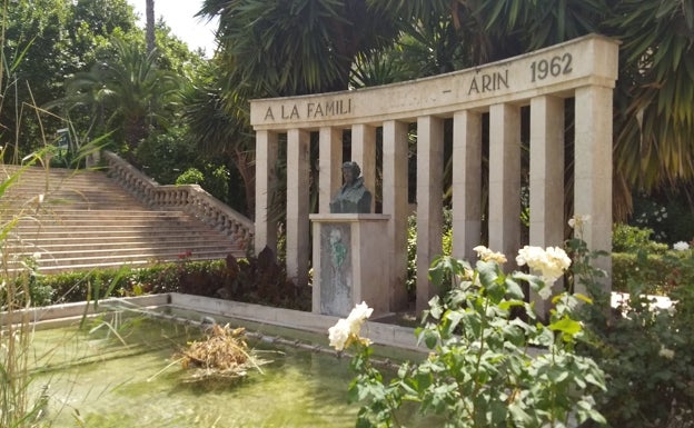 Monumento a la Familia Selgas con el busto de María Marín. 