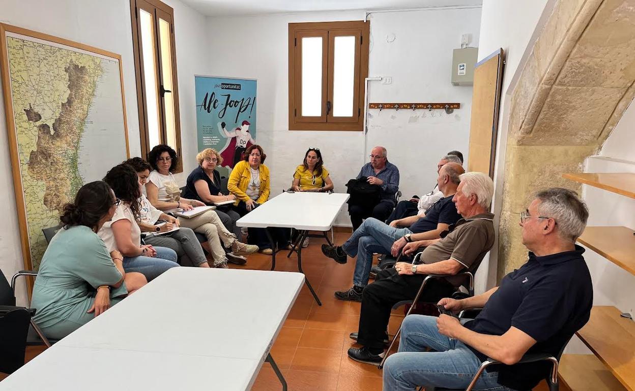 Reunión mantenida en la Casa de la Joventud de Xàtiva para coordinar la actividad educativa. 