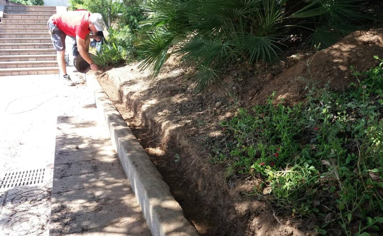 Un trabajador, en una zona verde en Riba-roja de Túria. 