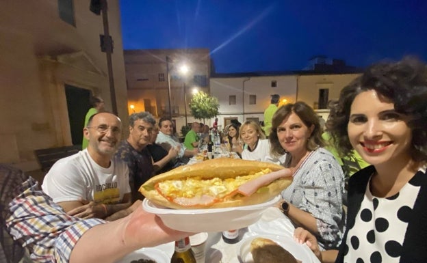 Imagen principal - Las autoridades locales de Quart de Poblet degustan el bocata. 