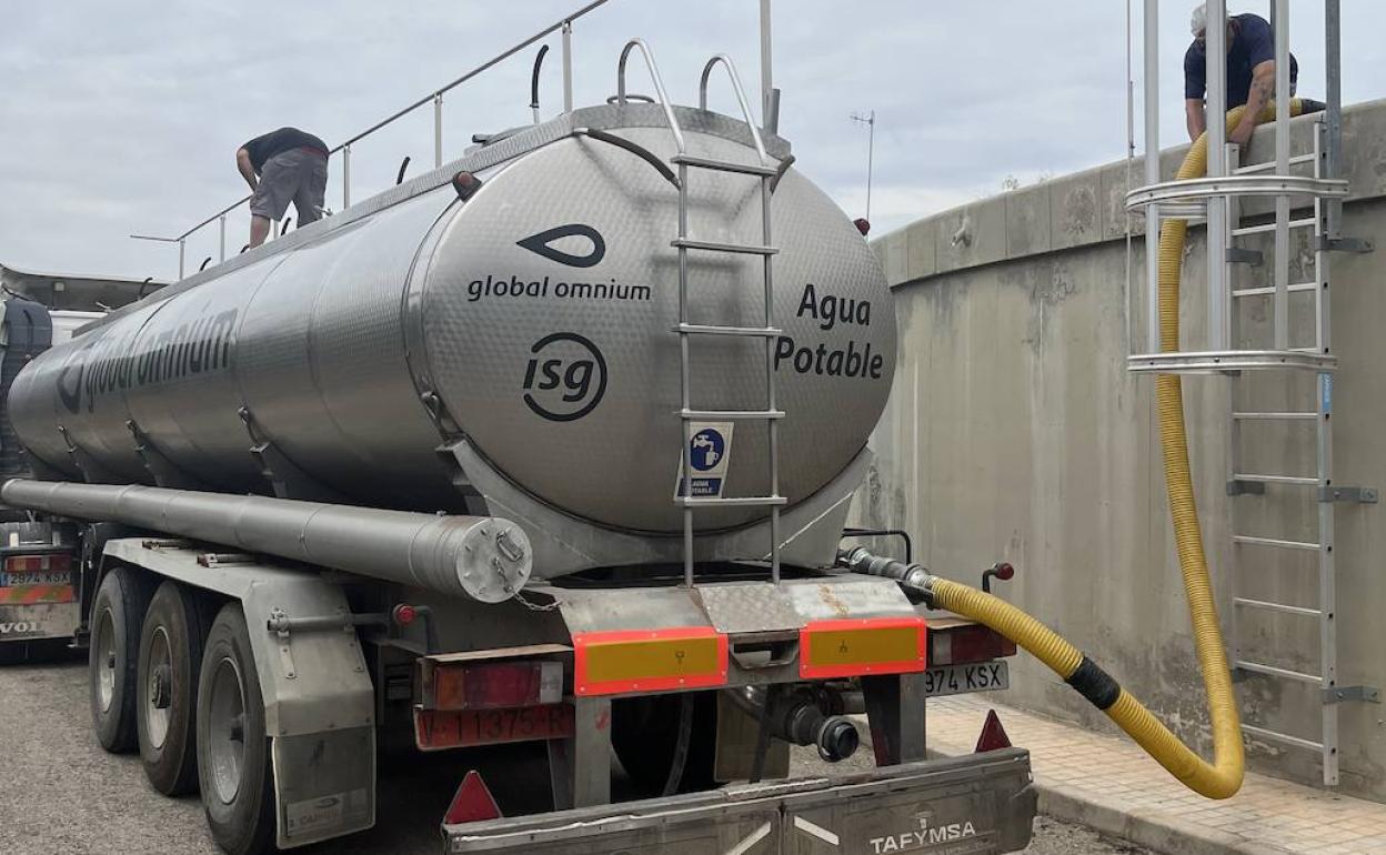 Una de las cubas de suministro de agua potable. 