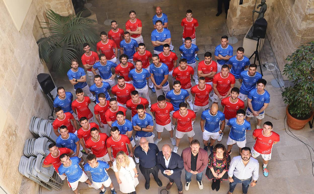 Algunos de los principales pilotaris, en la visita a la Diputación. 