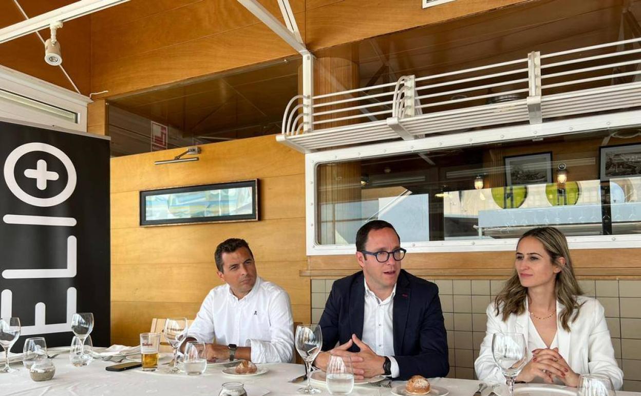 Lluís Noguera (en el centro), presidente y CEO de X-ELIO, durante su intervención. 