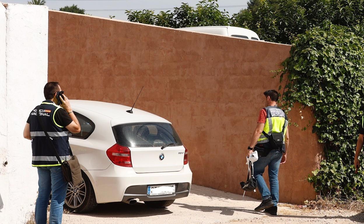 Agentes de la Policía durante el registro en la casa. 