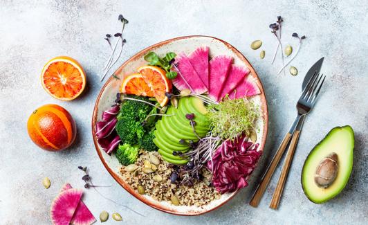 Incluir la alfalfa en las ensaladas es un buen complemento para llevar una dieta saludable. 