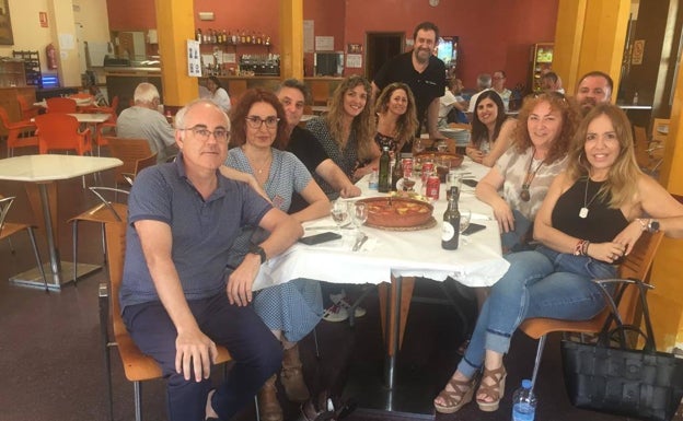 Imagen principal - La degustación del arròs al forn d'Alaquàs de los periodistas de la comarca. 