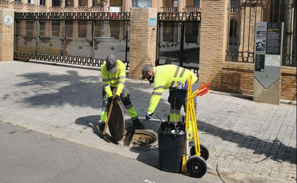 Técnicos del Ayuntamiento realizan una inspección en las alcantarillas. 