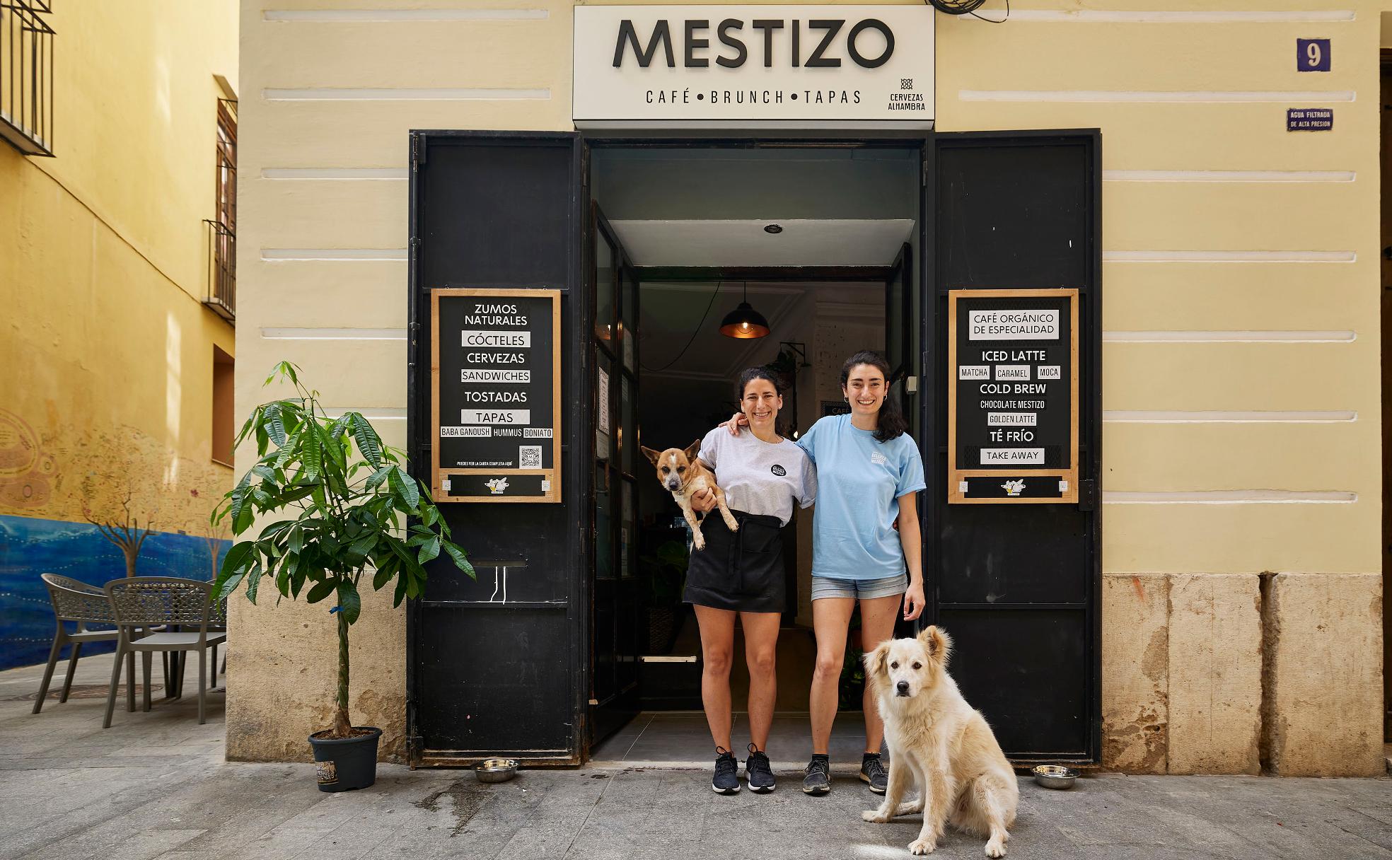 Andrea Di Doi y Layan Khoury, con sus perros, en la puerta del nuevo café 'Mestizo'.