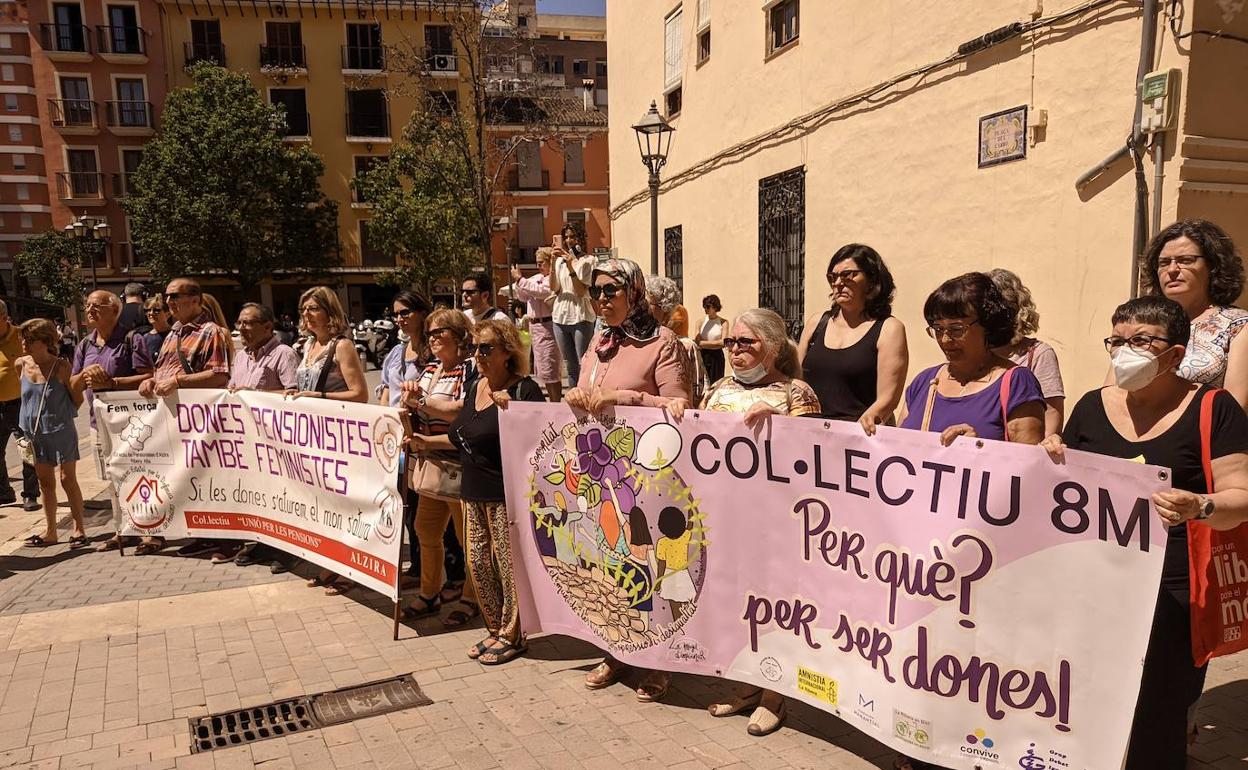 Concentración celebrada al mediodía de este viernes en Alzira. 