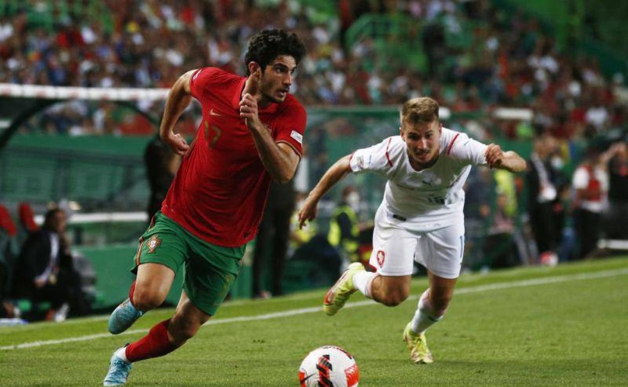 Guedes, en el partido con Portugal