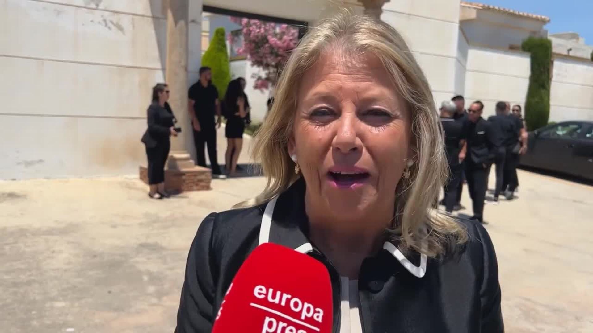 Lágrimas y tristeza en el último adiós a Olivia Valère